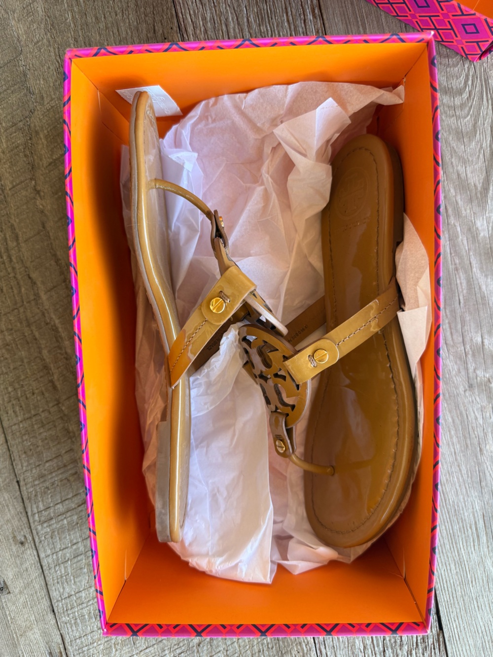 Tory Burch Tan Sand Patent Leather Logo Thong Sandals sz 8.5 - Picture 6 of 7